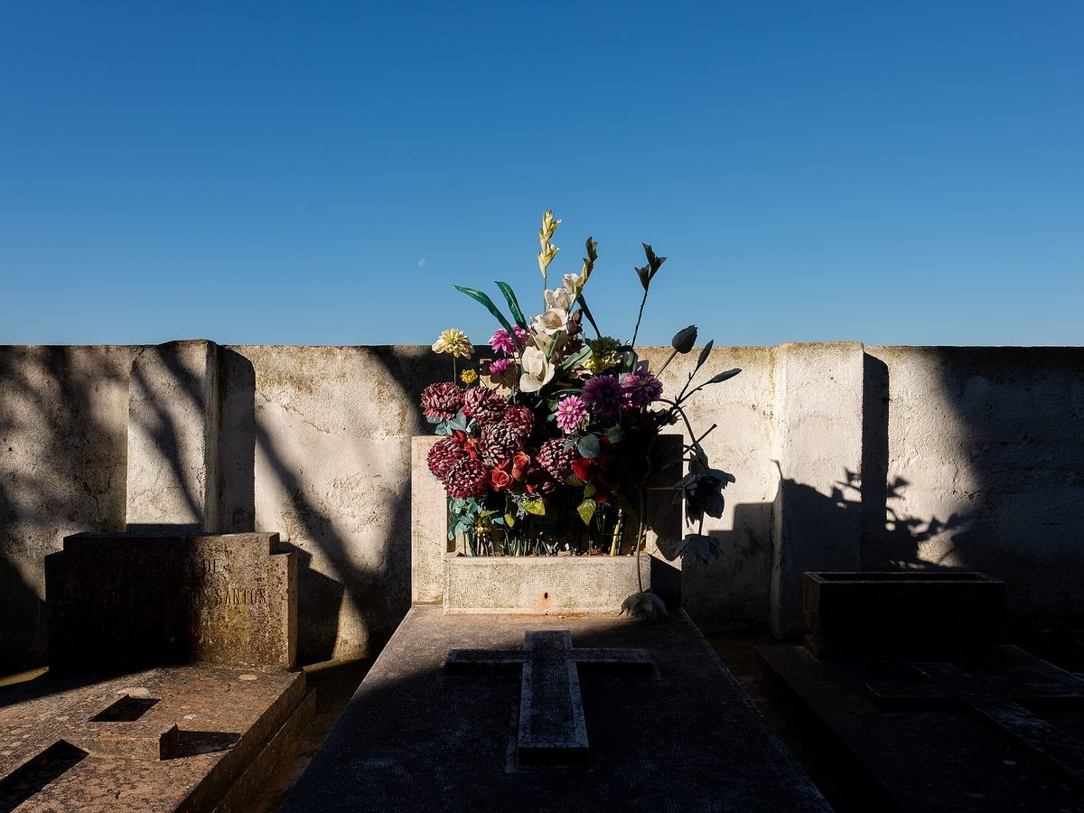 Grabstätte mit frischen Blumen